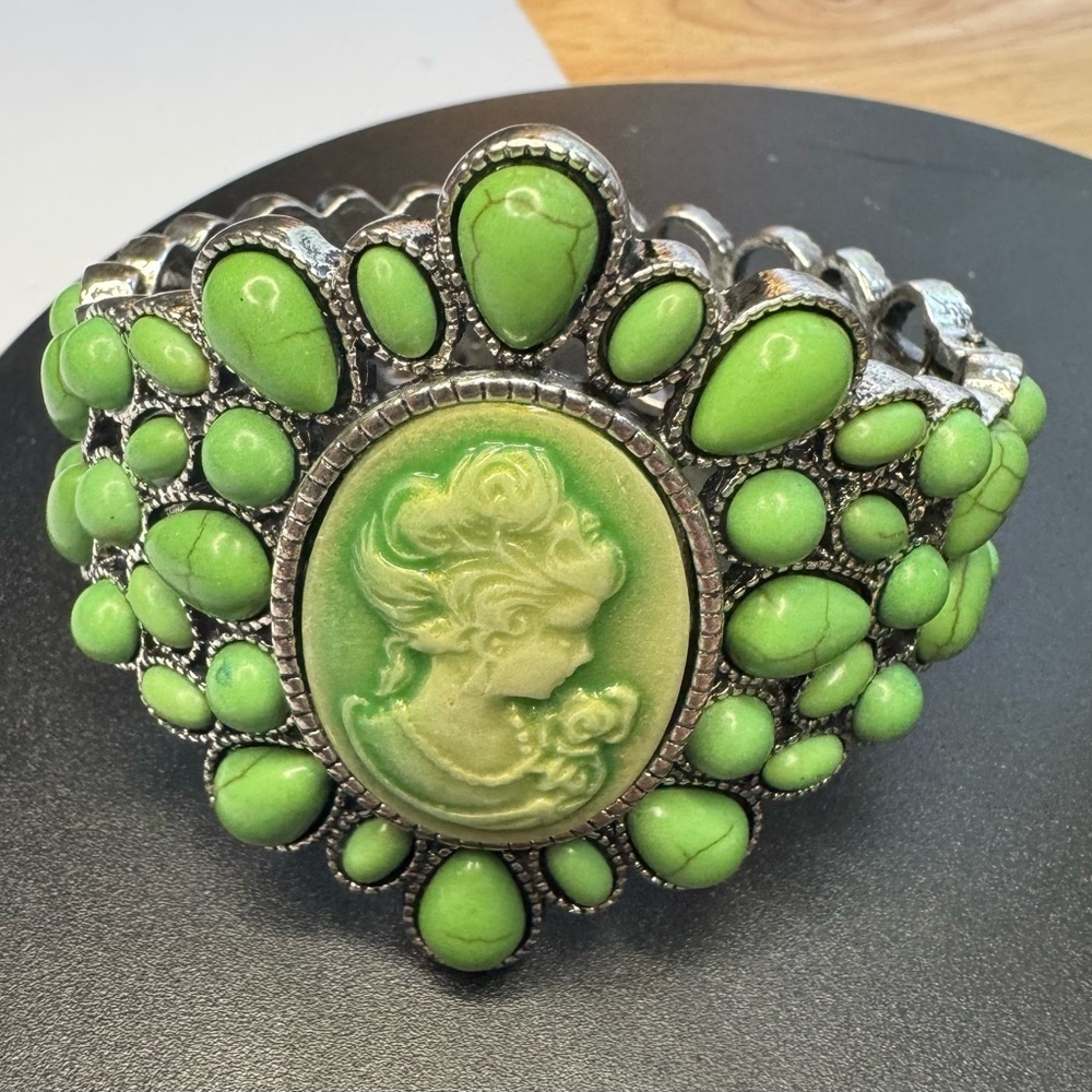 Green Howlite Bangle Cameo Bracelet in Silvertone (7.0 In) 26.00 ctw